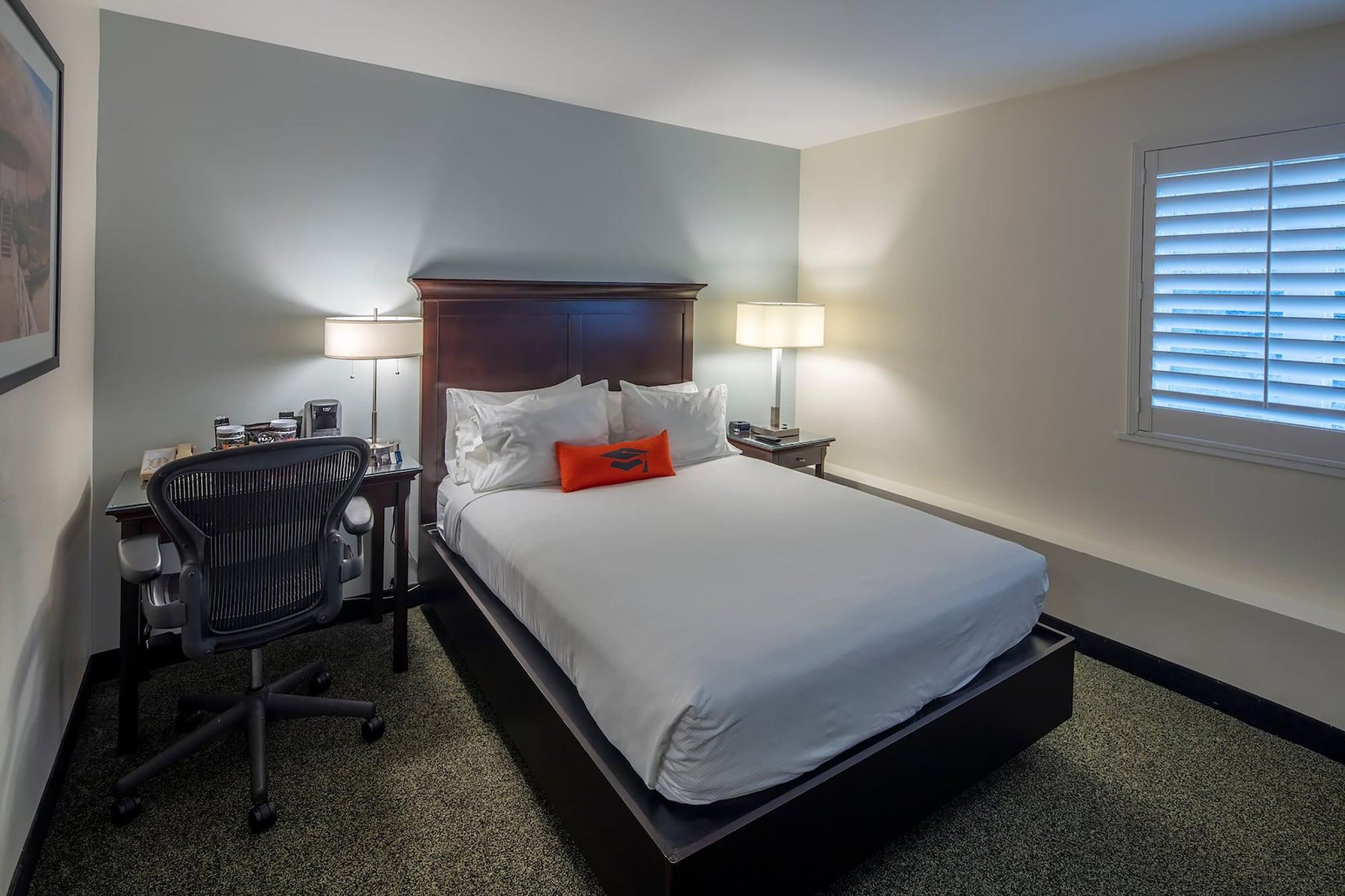 Collegian Hotel & Suites, Trademark Collection By Wyndham Сиракьюс Экстерьер фото