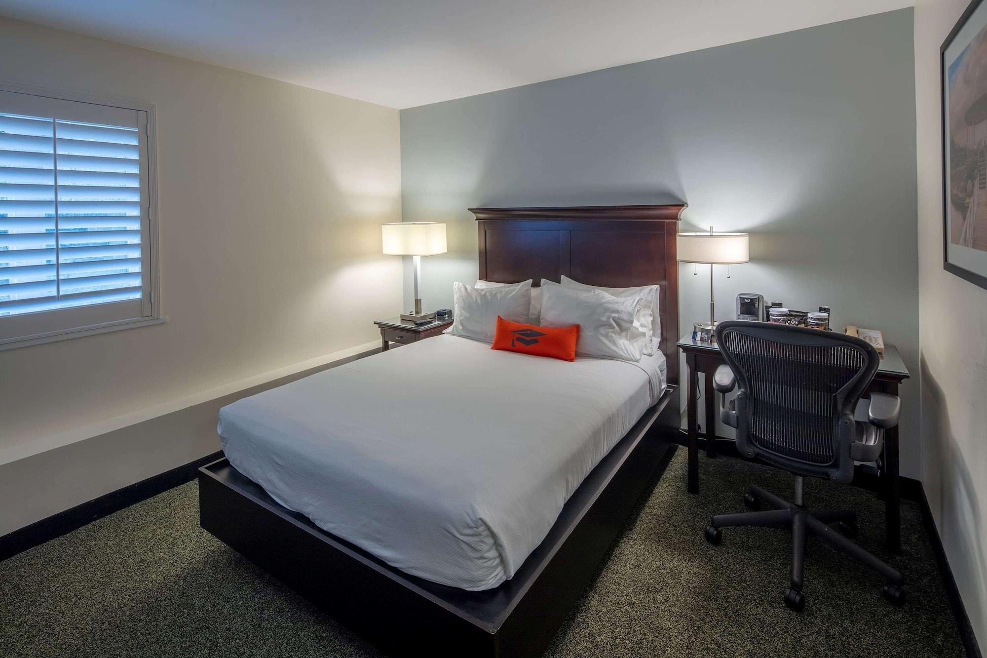 Collegian Hotel & Suites, Trademark Collection By Wyndham Сиракьюс Экстерьер фото